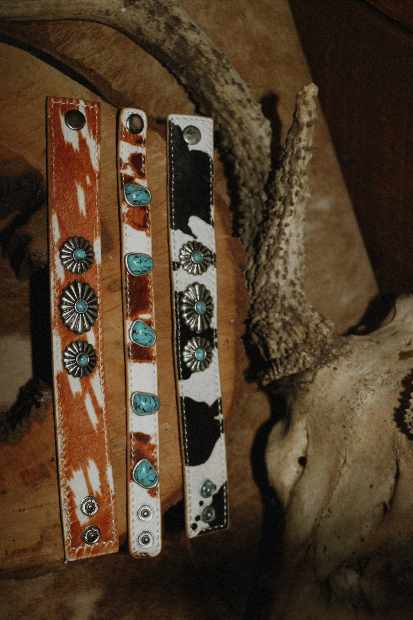 Hide and Stone Bracelet - Dark brown/White/Tan